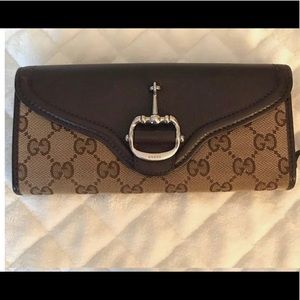 Gucci Bags - Authentic Gucci brown canvas wallet Gucci Bags - Authentic Gucci brown canvas wallet